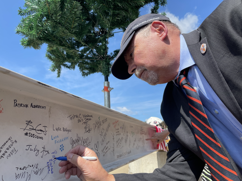 Inaugural Dean Phil Bourne signs beam 